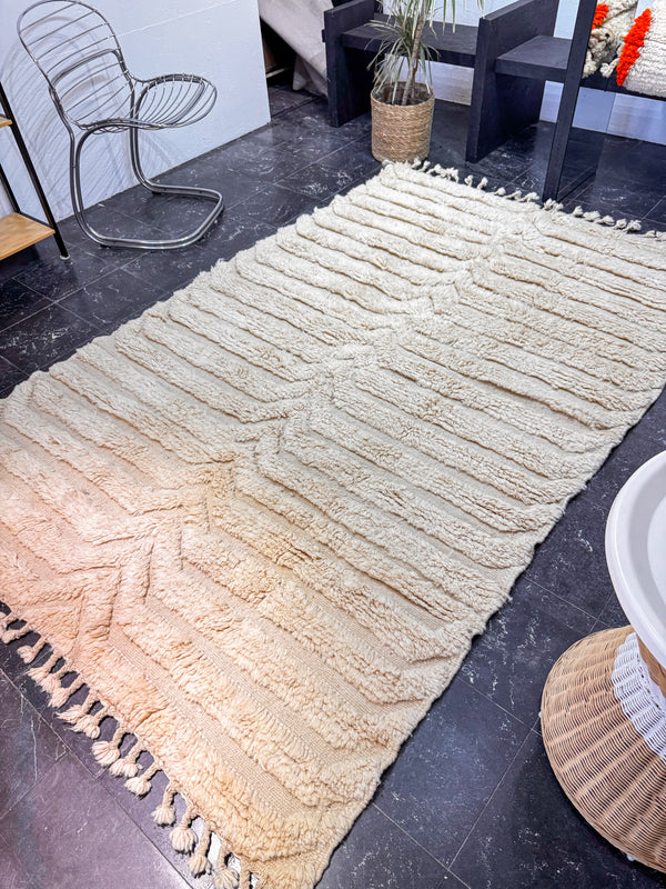 "MOUAGE": 242 cm x 158 cm Tapis Beni Ouarain 100% laine